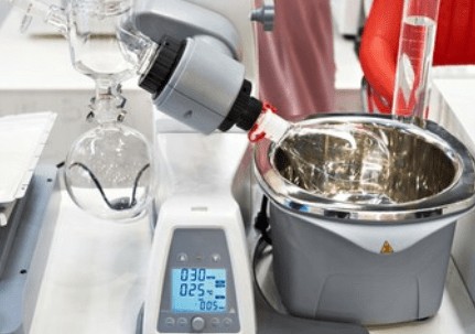 Motorized heating bath of rotovap with motor lift